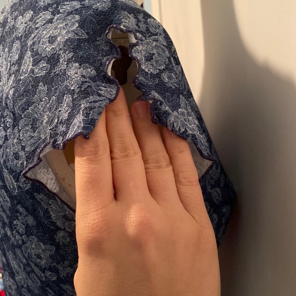 Blue / White Floral Cap Sleeve Wrap Style Top - Picture 5 of 6